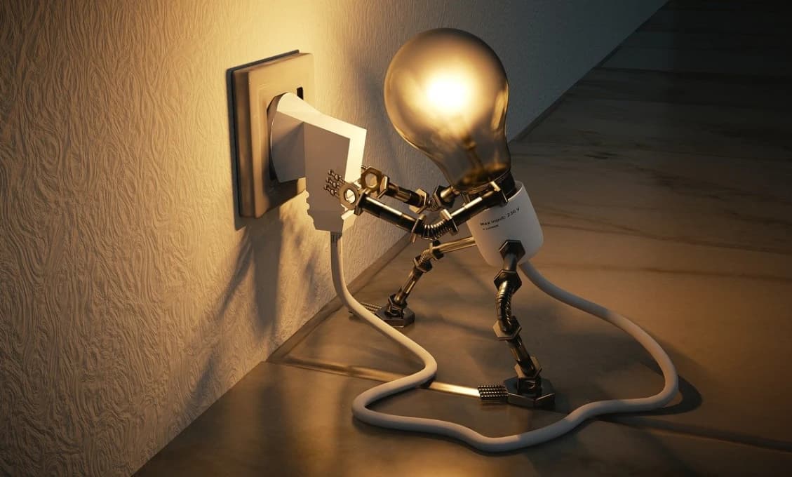 Vláda klepla ÚRSO po prstoch, ten mení rétoriku: Cena elektriny sa NEZMENÍ!