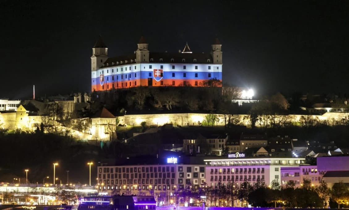 Prezidentom chce byť muž, ktorý obľuboval ľahké ženy a sľubuje, že sa naučí viazať kravatu (GALÉRIA)