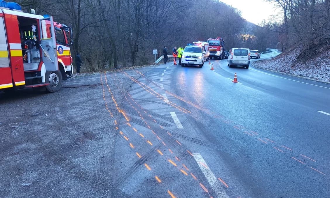 Pri nehode na ceste z Pezinskej Baby zomrel vodič, narazil do stromu