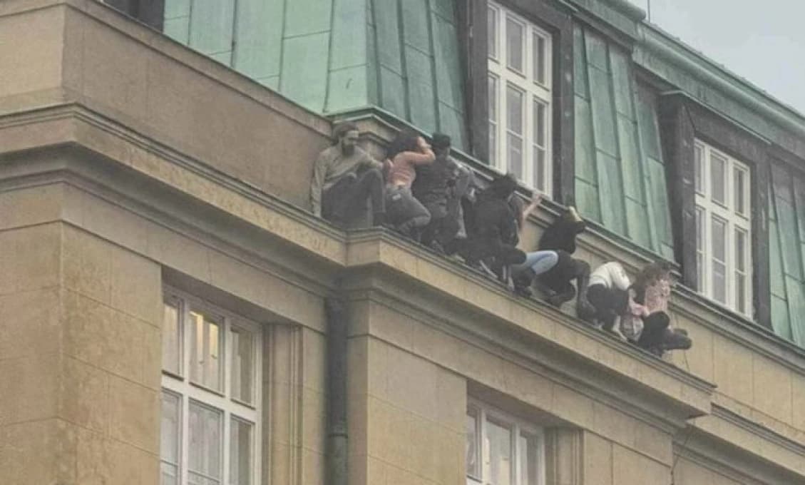 Polícia o strelcovi vedela. Jedna budova bola evakuovaná, v ďalšej sa vraždilo. Ľudia sa pýtajú!