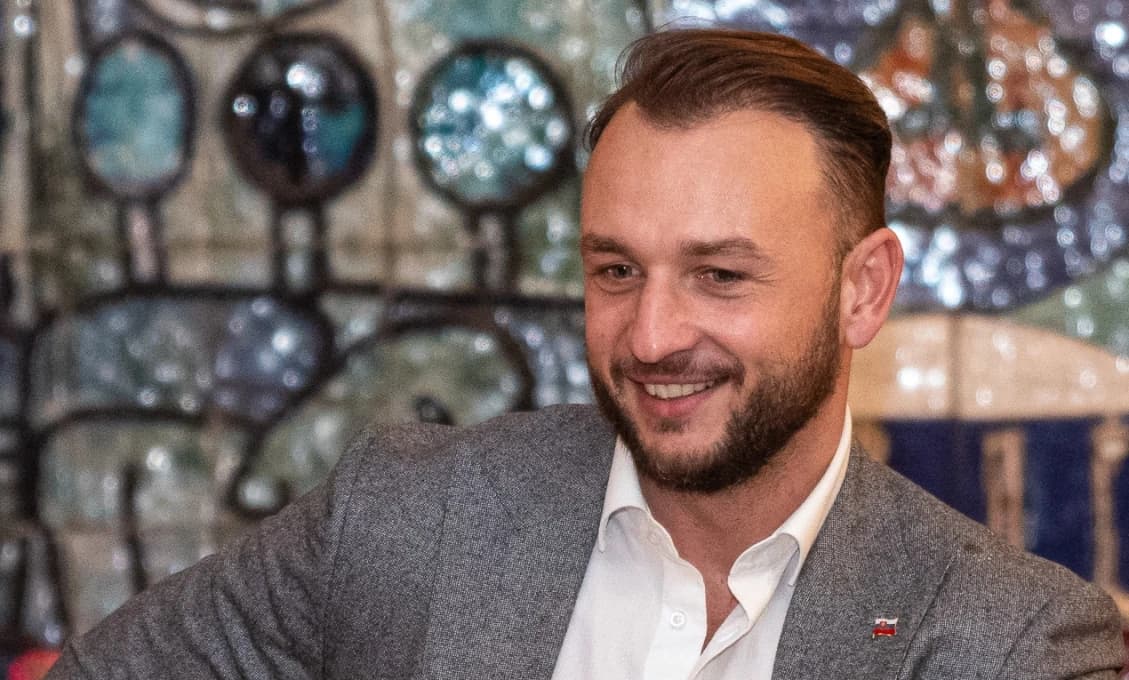 MATÚŠ ŠUTAJ EŠTOK KONTRUJE. Policajti, ktorým narástlo perie, sa do svojho teplého hniezdočka nevrátia. Je vyrovnané