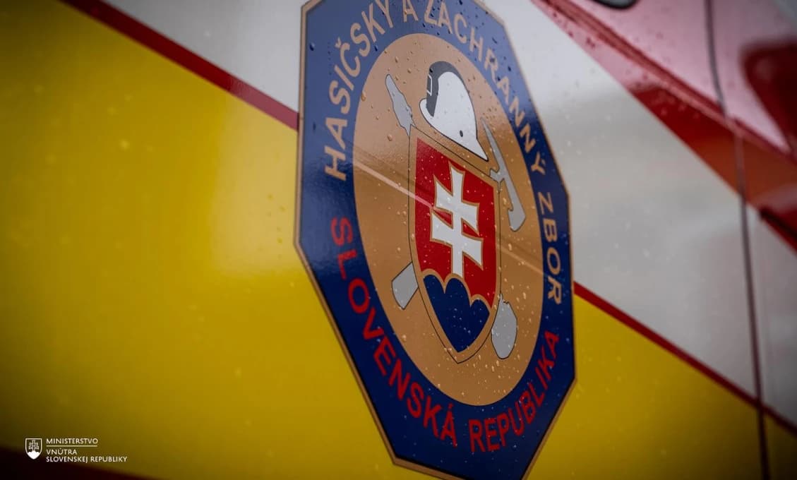 V bratislavskom Ružinove horela strecha bytovky! Ľudí evakuovali! (VIDEO)
