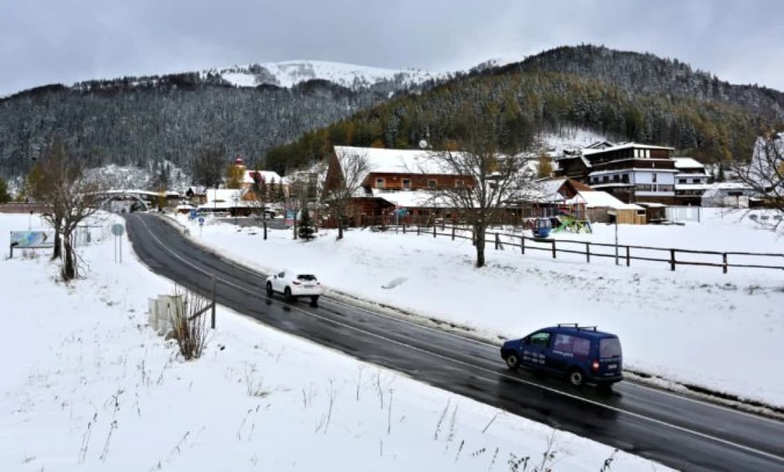 Na viacerých úsekoch silno sneží, Donovaly sú uzavreté pre nákladné autá