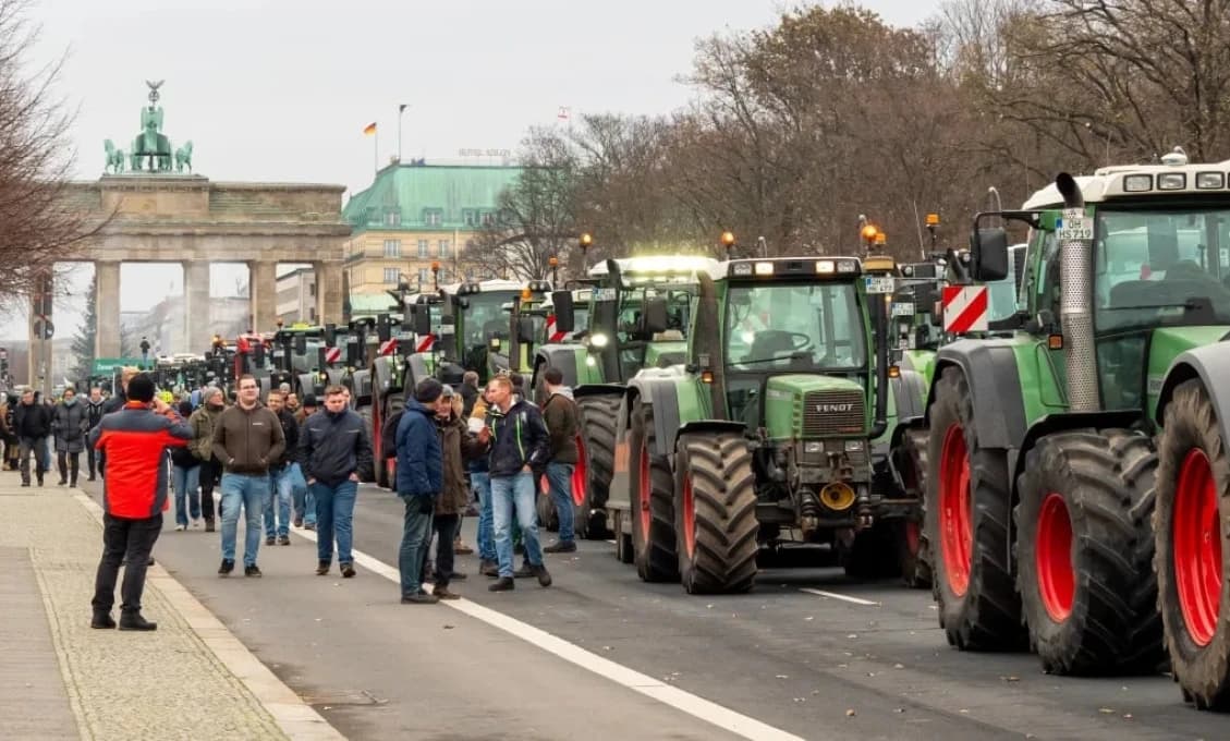 AKTUALIZOVANÉ TÝŽDEŇ HNEVU! Tisíce traktorov blokujú nemecké diaľnice (NEUVERITEĽNÉ VIDEO)