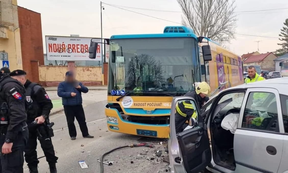 AKTUÁLNE TRAGICKÁ zrážka auta s AUTOBUSOM! Jeden človek zomrel, doprava kolabuje (FOTO)
