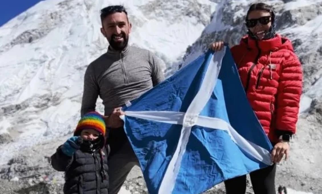 Dvojročný britský chlapec je najmladšou osobou, ktorá dosiahla základný tábor Mount Everest