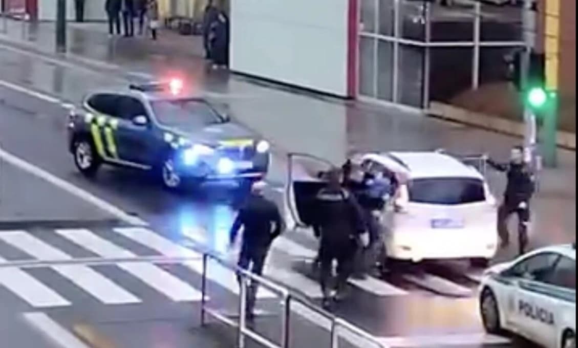 VIDEO! Drsný policajný zásah v Žiline pred očami 3-ročného dieťaťa