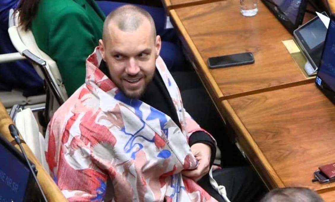 PROGRESÍVCI SA VYFARBILI! Úroveň politickej kultúry v NR SR sa prepadla pod samotné dno