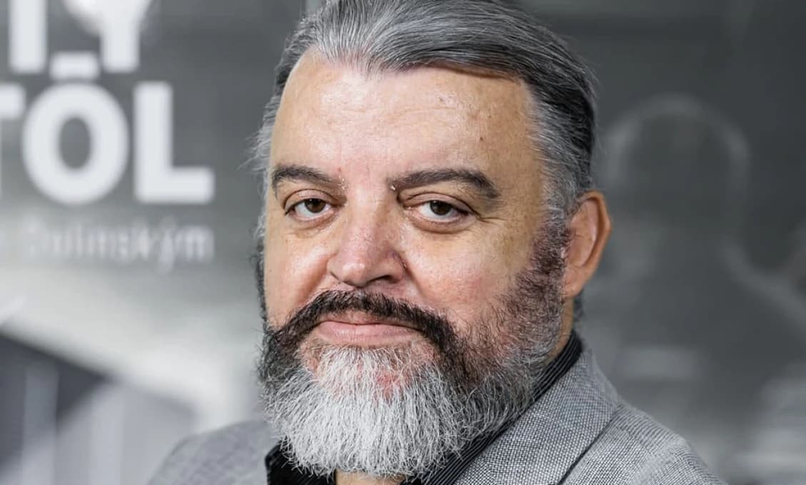Politológ o trápnom až slabošskom postoji Šimečku