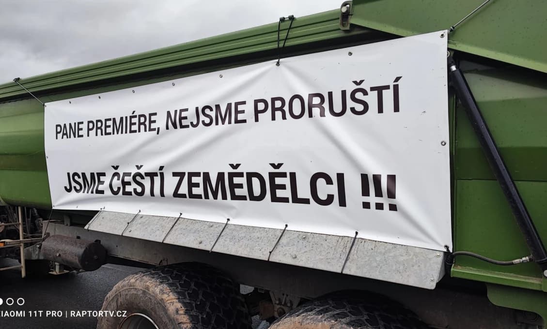 V Prahe to vrie: nahnevaní farmári zaplavili hlavné mesto Česka (VIDEO+GALÉRIA)