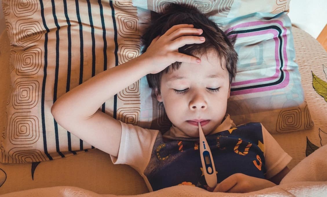 Operátori prijímajú množstvo telefonátov od rodičov: Chcú rady, ako znížiť deťom horúčku