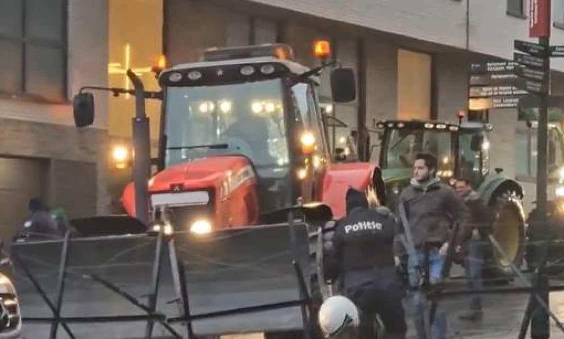 Postavili barikádu s ostnatým drôtom. Traktor sa rozbehol. A v Bruseli bolo vymaľované (VIDEO)