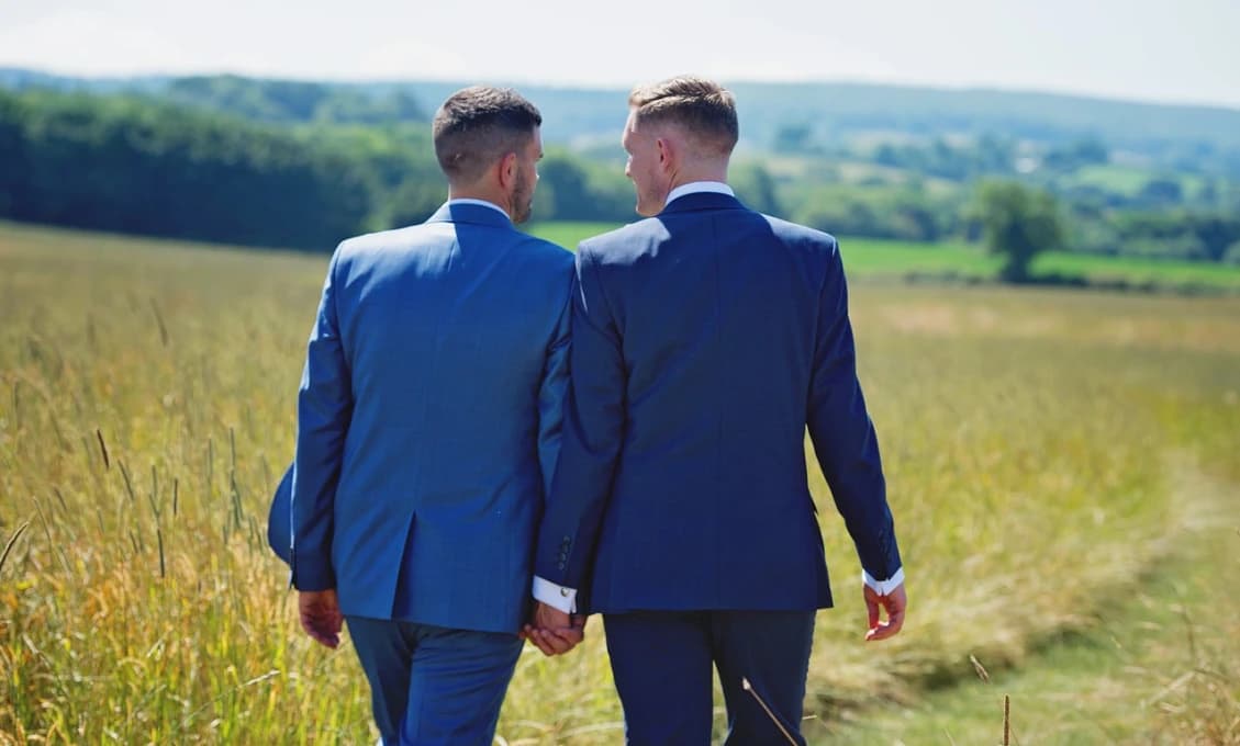 Českí poslanci SCHVÁLILI sobáše pre páry rovnakého pohlavia