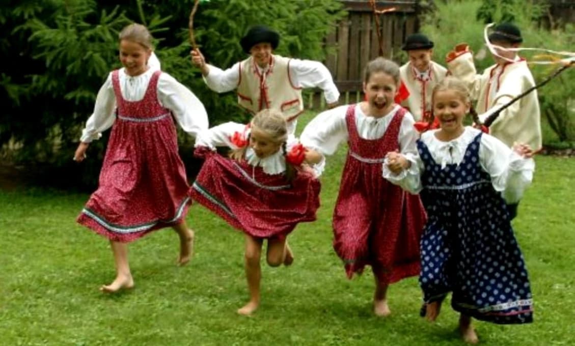 OBROVSKÝ ZÁŽITOK! Nemcov nadchla slovenská šibačka: Zaradili ju medzi najunikátnejšie veľkonočné tradície sveta!