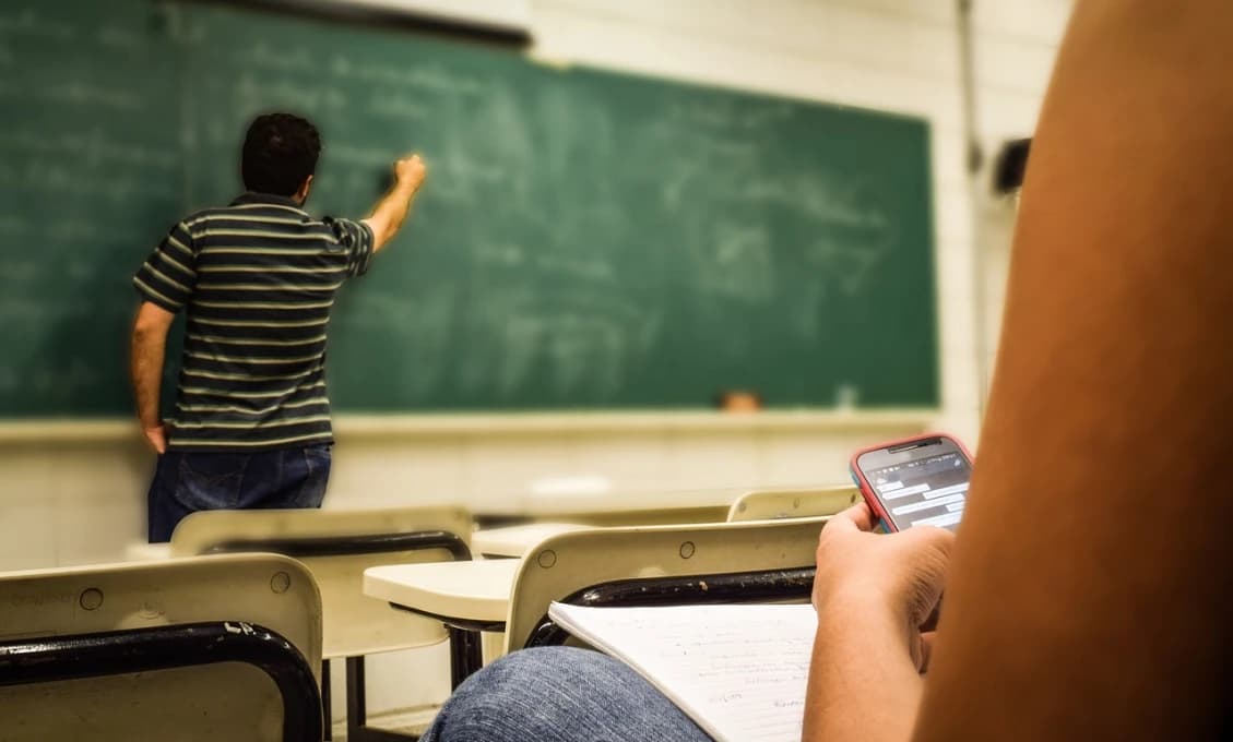 OBROVSKÉ ZMENY v školách! Pre tieto ročníky budú úplne zakázané mobily