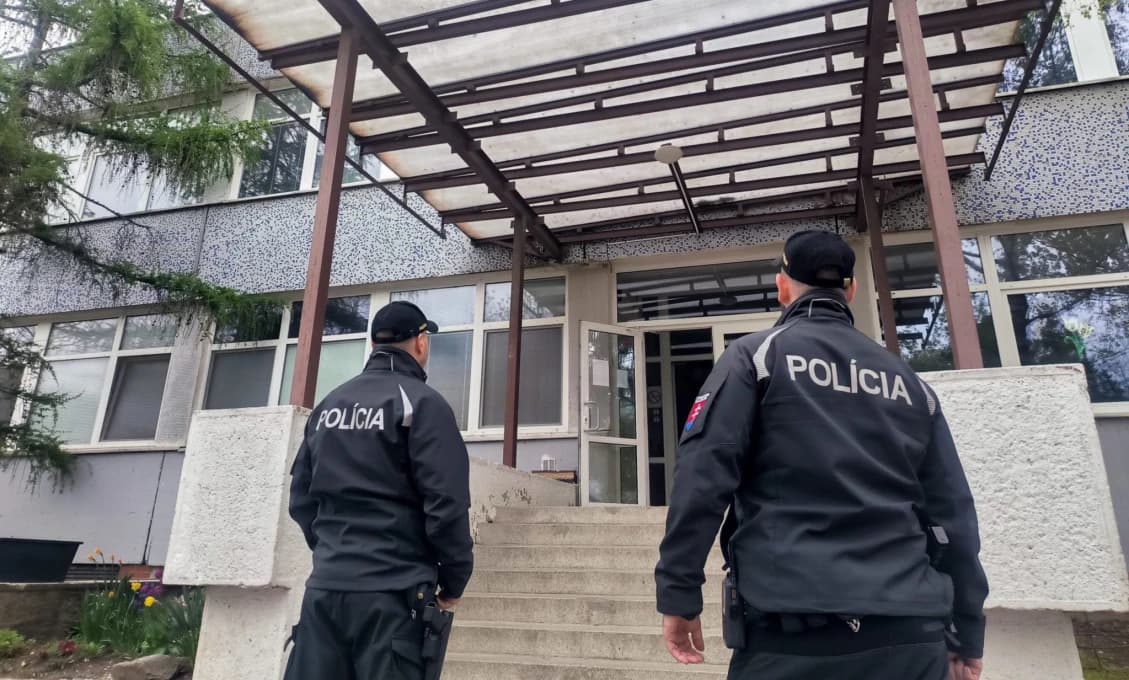 Polícia hlási: Opitý člen volebnej komisie i nevhodné tričko