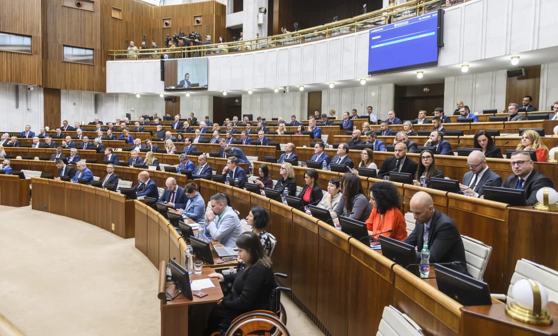 Poslanci ukončili stredajšie rokovanie diskusiou o zmenách v 13. dôchodku