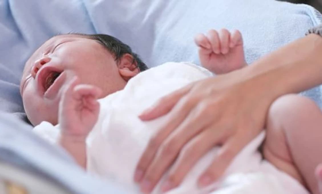 UŽ NEOČKUJTE! Zúfalstvo a mlčanie po prepade pôrodnosti už Česi nemôžu prehliadať