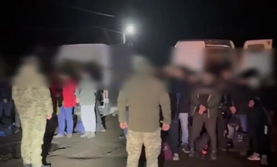 Utekajú, ako sa dá... Za prechod platia majland! (VIDEO)
