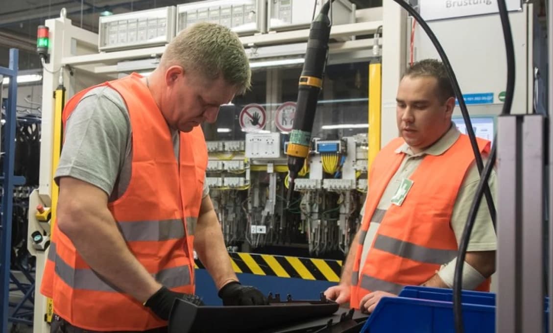 Fico odpracoval nočnú zmenu vo fabrike! Hovorí o solidarite a úcte k práci (VIDEO)