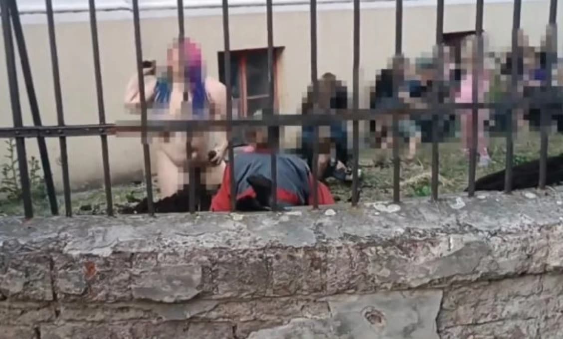HNUS! Nahá učiteľka v Česku rozhadzovala hlinu pred očami detí! Vraj UMENIE