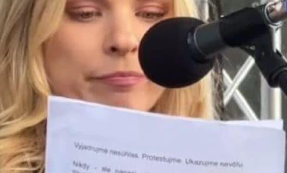 ROMANA ZAŤALA: "Myslitelia" z PS na tribúnach čítajú dodané "múdra"