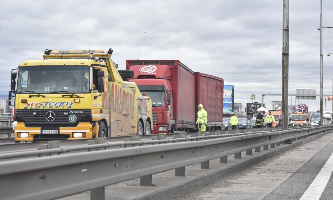 VIDEO LEN PRE SILNÉ POVAHY! Kamión pred nárazom vôbec nebrzdil, auto doslova zlisoval ako plechovku