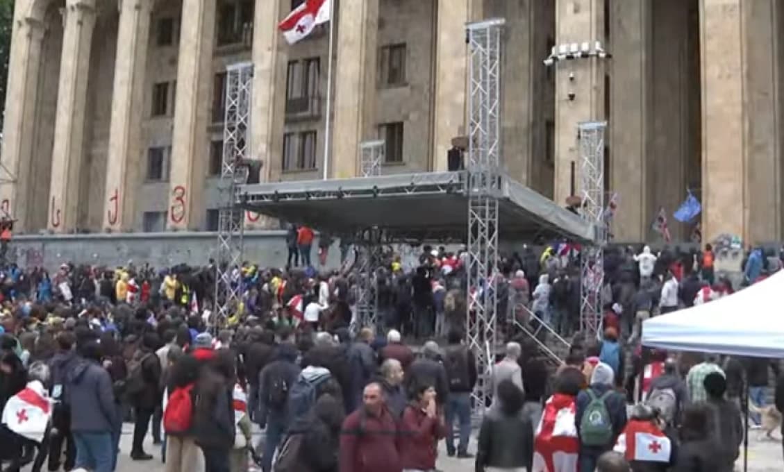 Nepokoje v Tbilisi. Gruzínsko má zákon o zahraničných agentoch (VIDEO)