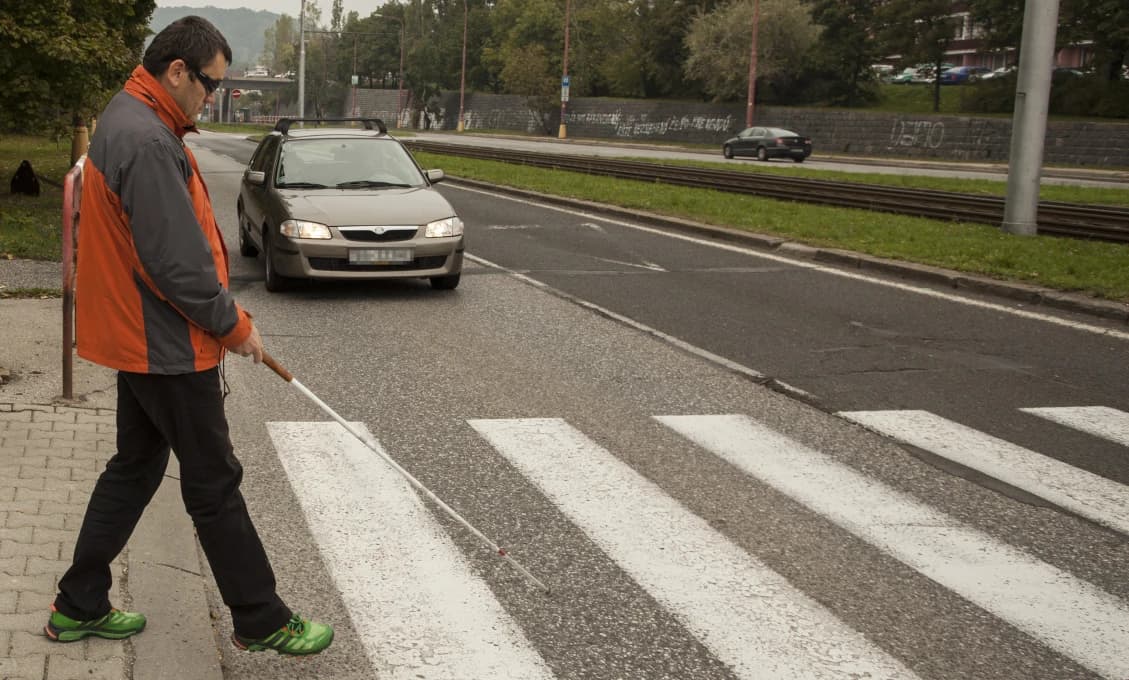 Kampaň upozorňuje na bariéry, s ktorými sa stretávajú nevidiaci