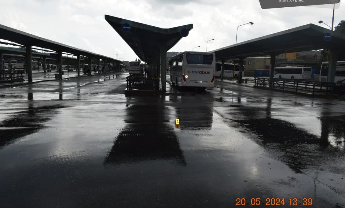 NEŠŤASTIE na košickej stanici: Autobus zrazil ženu, 200 metrov ju vliekol a šúchal po ceste!