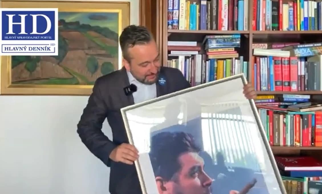 Slniečka puknú od ZLOSTI! Pozrite, čo nové má Blaha v kancelárii (VIDEO)