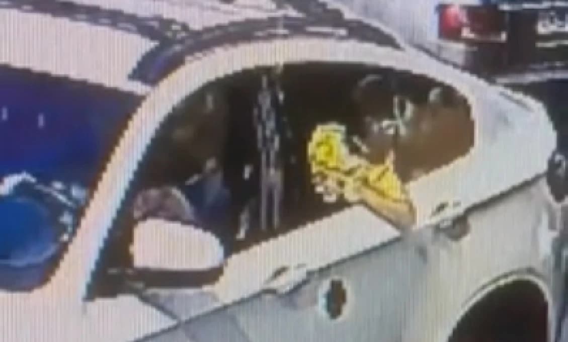 Človek s revolverom pred domom nastupujúceho prezidenta!