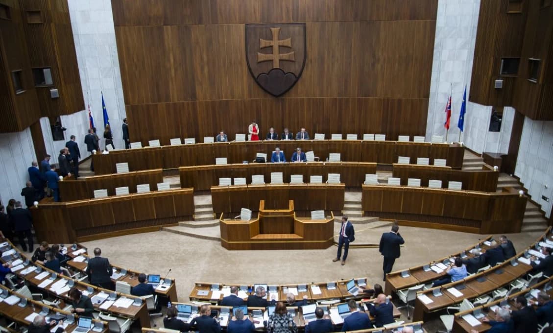 Poslanci sa zídu na poslednej riadnej schôdzi pred letnou prestávkou