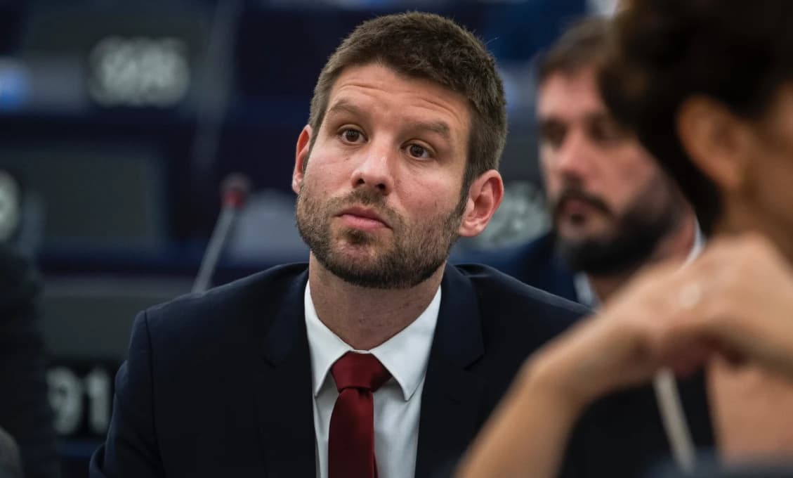 Šimečka si už (asi) vyvrieskal svoj kýbliček a hrabličky