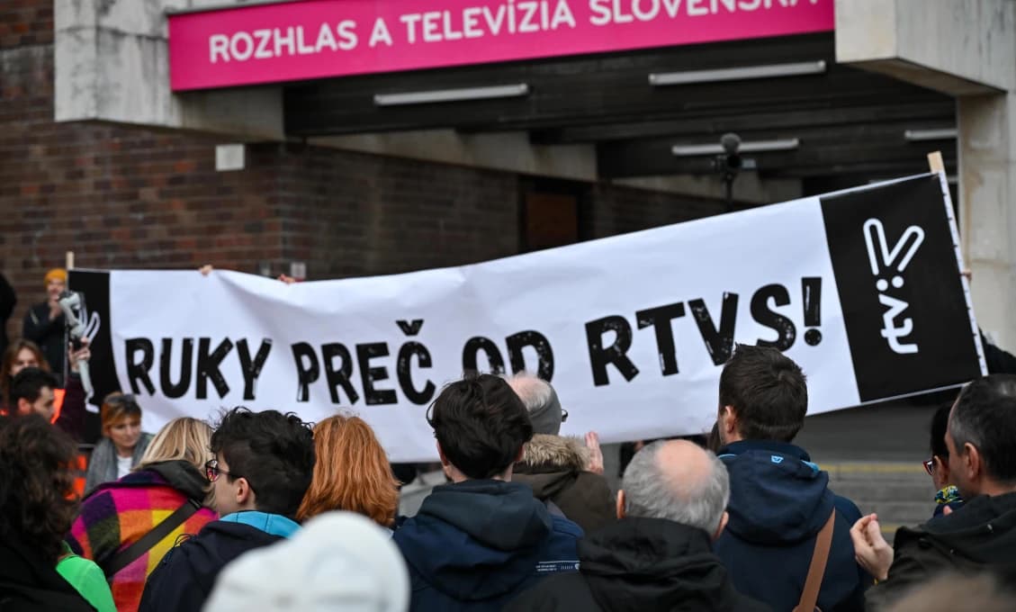 Premotivovaní zamestnanci: Prelepili si ústa, aby mohli rozprávať? (VIDEO)