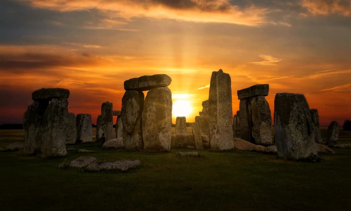 Klimatickí aktivisti posprejovali v Británii historický kamenný monument