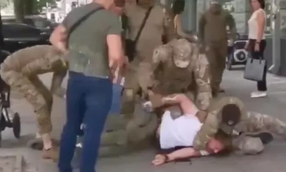 STRAŠNÉ! Video z mobilizácie Ukrajinca s dieťaťom ohromilo amerického plukovníka