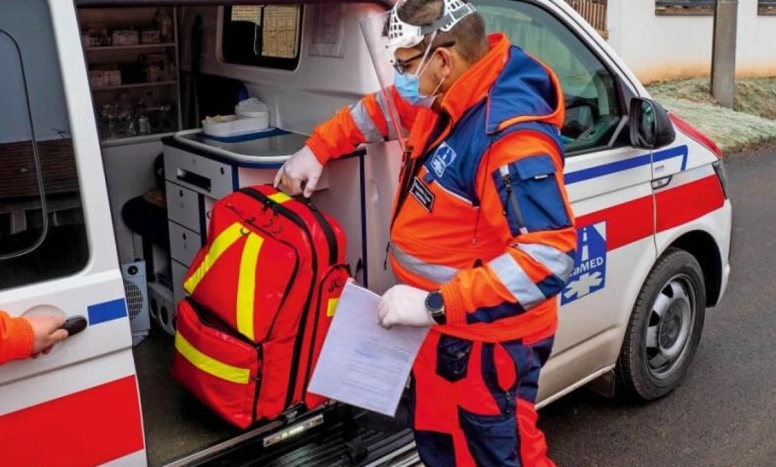 Hrôza! PACIENTKA počas prevozu vyskočila zo sanitky a na mieste ZOMRELA