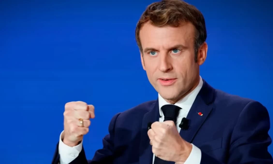 MACRON CÚVA: Francúzi na Ukrajinu zatiaľ bojovať nepôjdu