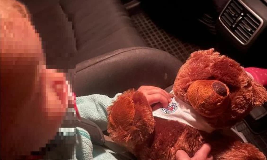Srdcervúci prípad! Susedia počuli plač, zavolali policajtov! Pomáhal aj policajný medvedík