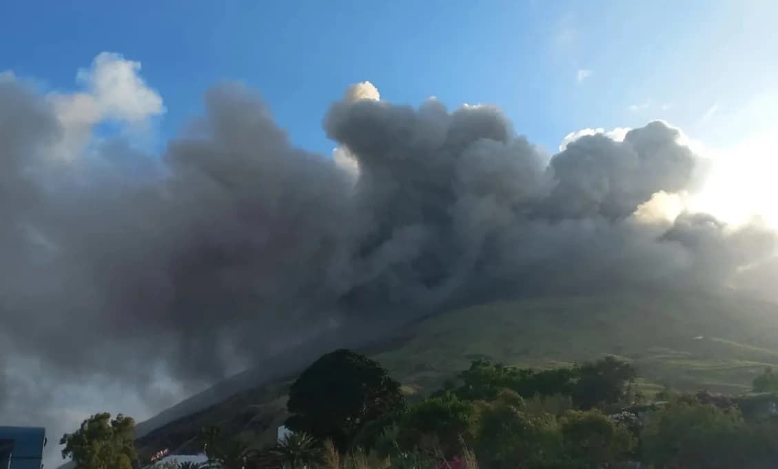 Ohnivé peklo: Stromboli v explózii lávy a dymu!