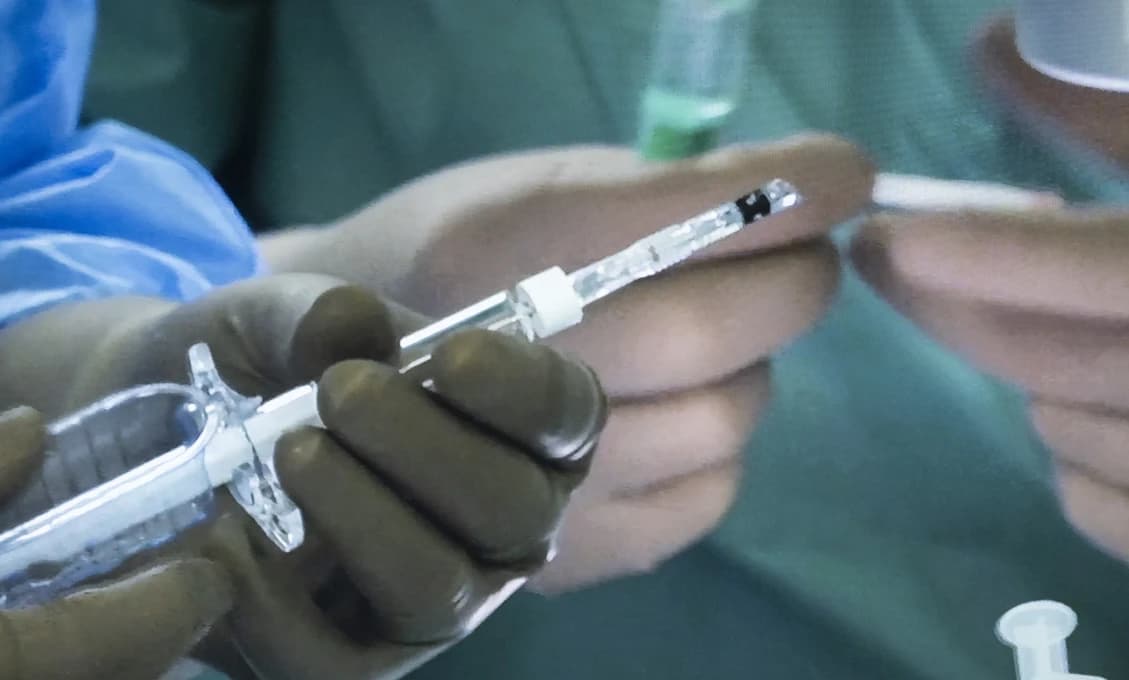 Lekári z UNB dokážu prinavrátiť zrak vďaka implantovaniu teleskopu do oka
