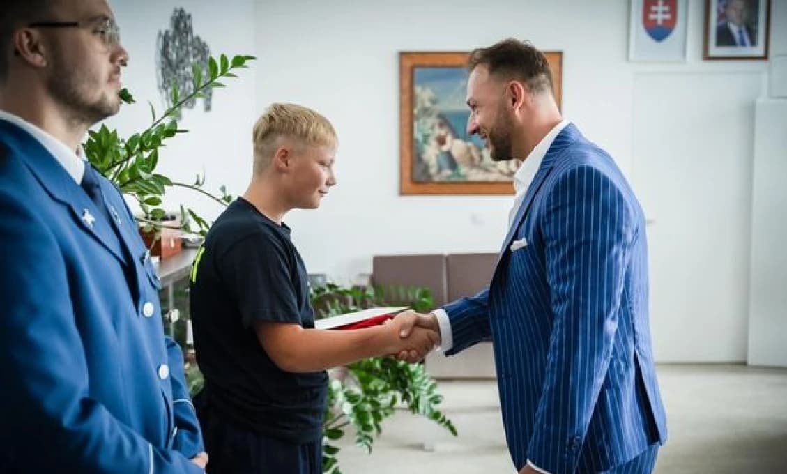 Minister Eštok ocenil medailou hrdinské činy 14-ročného chlapca a hasiča