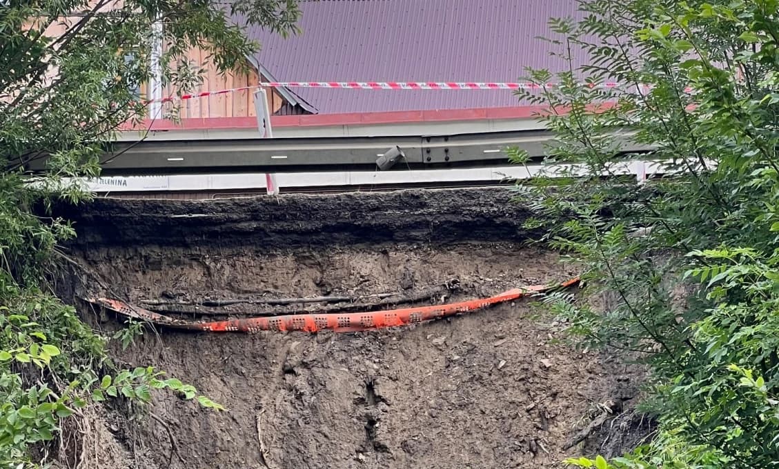 V Zubrohlave na Orave majú mimoriadnu situáciu, odtrhlo im breh pri ceste