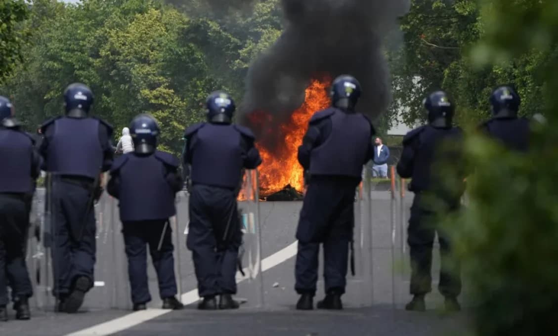 Dublinské predmestie v plameňoch: Bitka o azylové centrum eskaluje do pouličnej vojny!