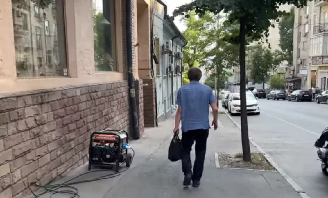 Horúce leto bez elektriny na Ukrajine. Generátory v kurze (VIDEO)
