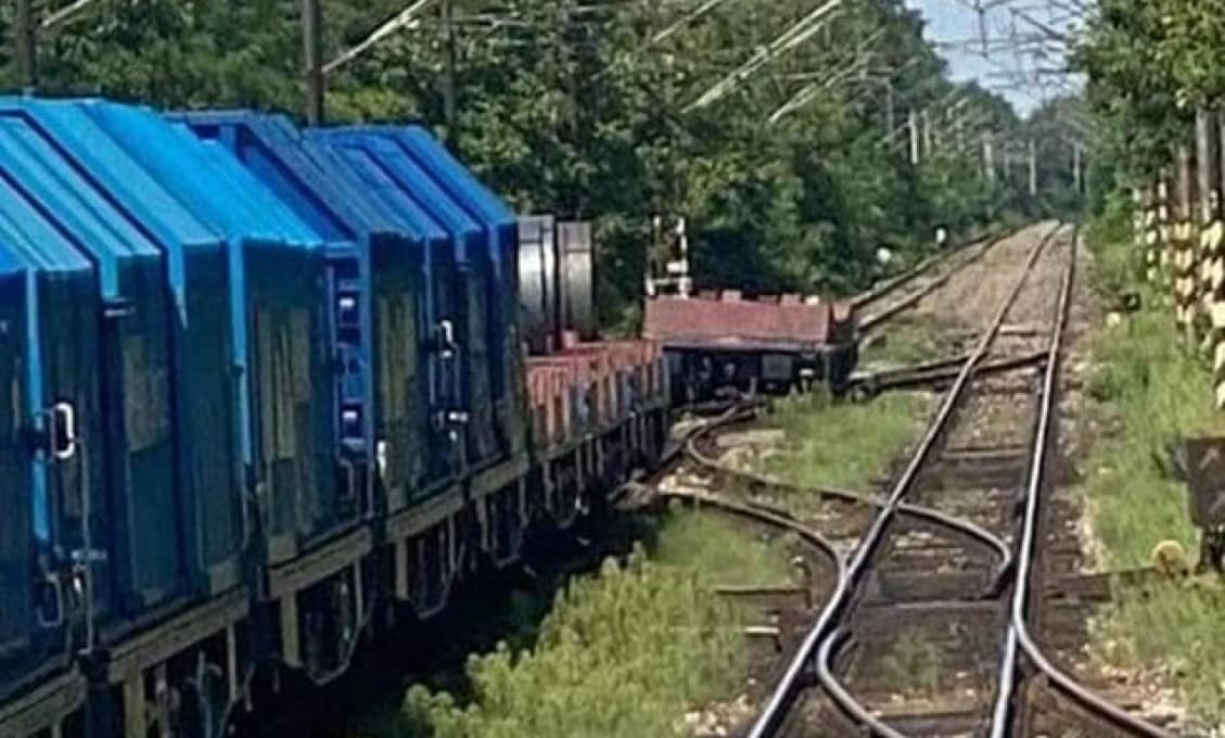 Vykoľajil sa vlak! Doprava v úseku Štúrovo - Strekov je prerušená