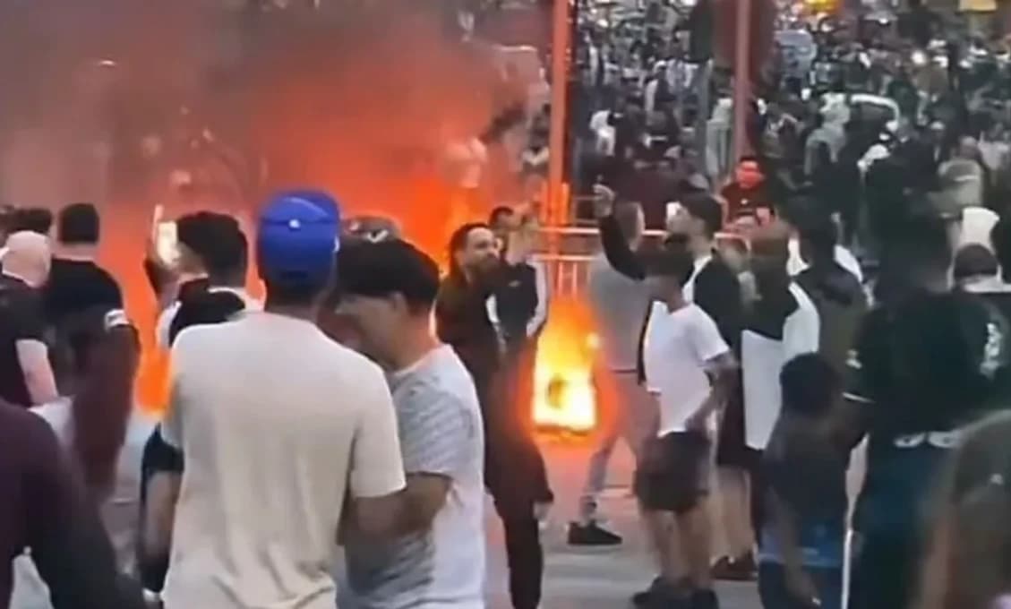 ŠOKUJÚCE ZÁBERY! Brutálne nepokoje v Británii: krajina horí (VIDEO)