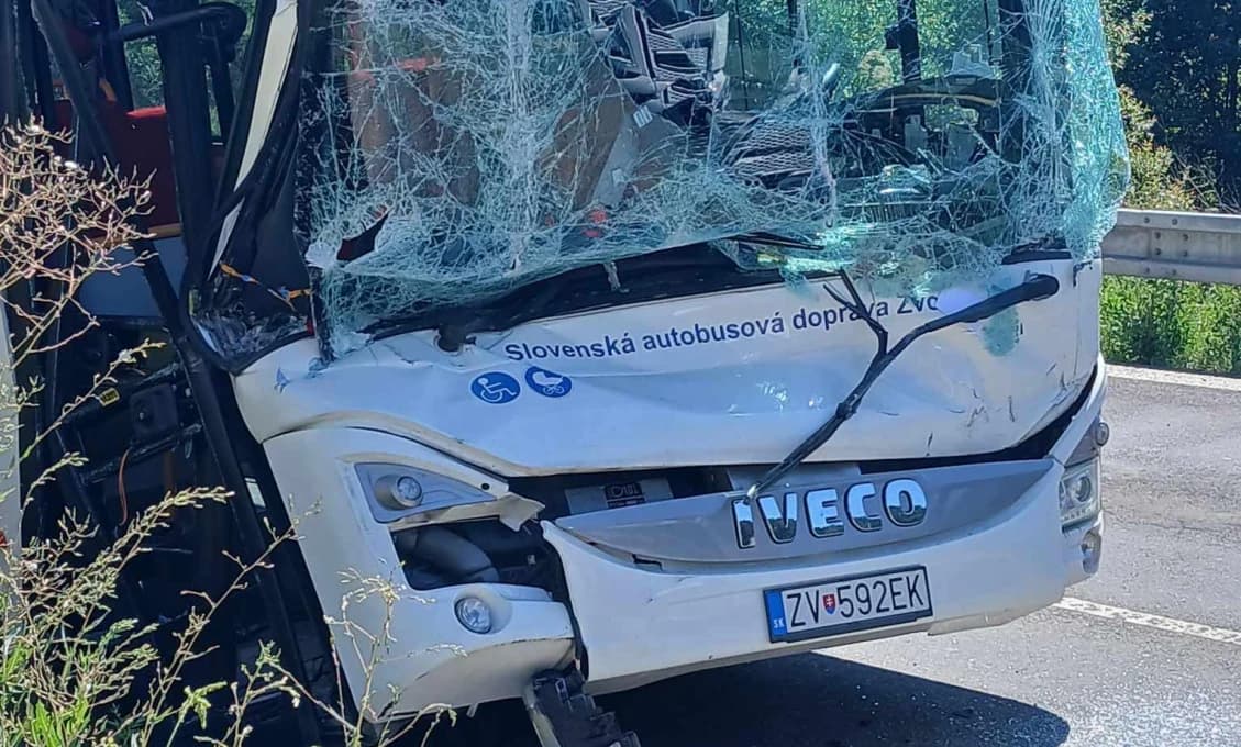 Nehodu v Brezne spôsobil vodič autobusu, narazil do návesu za traktorom