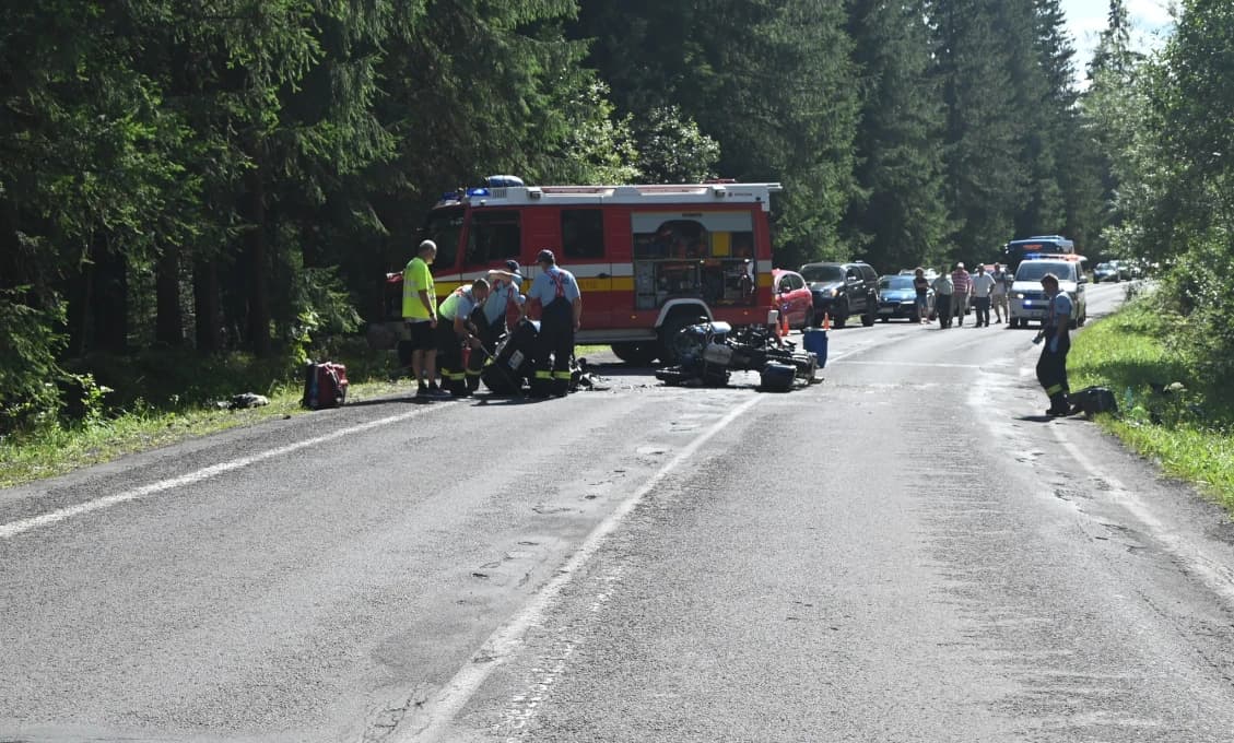 Príčiny pondelňajšej čelnej zrážky motocyklov v Pribyline vyšetruje polícia